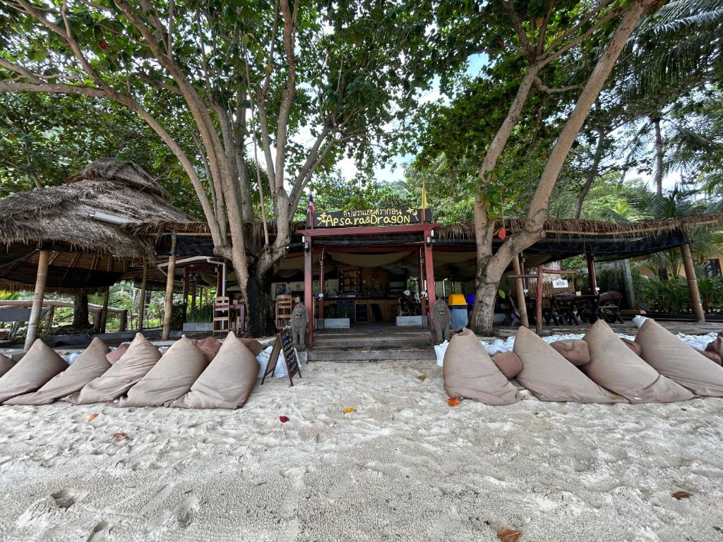 班泰Apsara & Dragon’s Supra Wellness Resort的沙滩上一排白色枕头