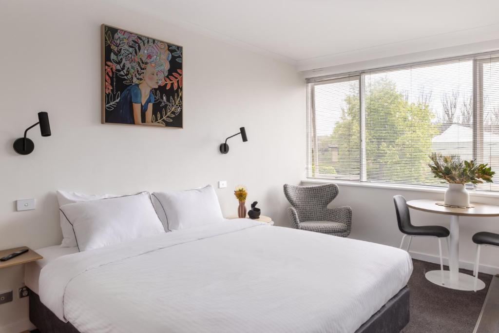 墨尔本MAC St Kilda by Melbourne Apartment Collection的卧室设有一张白色大床和一扇窗户。