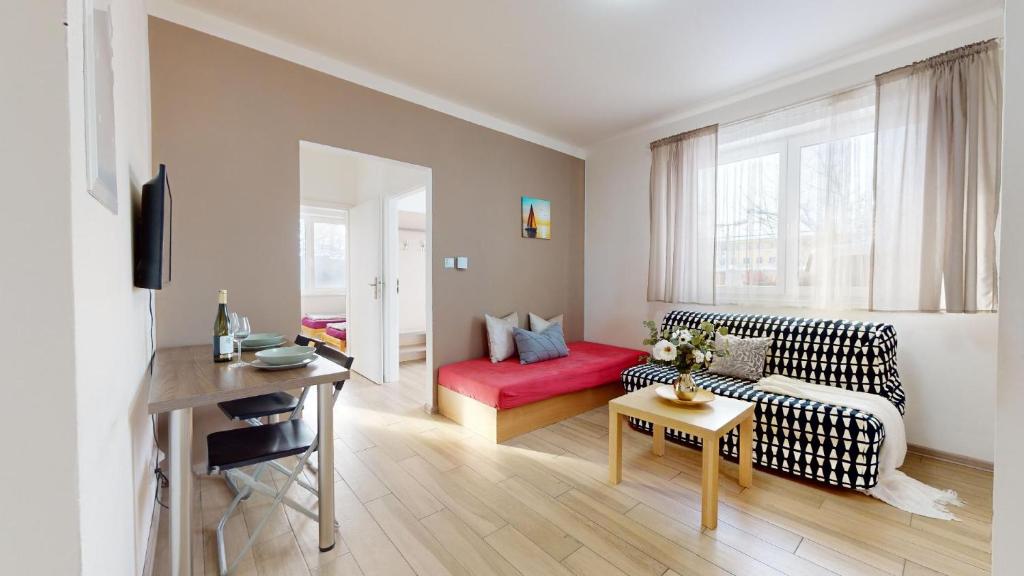 米洛维采Apartmán Esser的带沙发和红色凳子的客厅