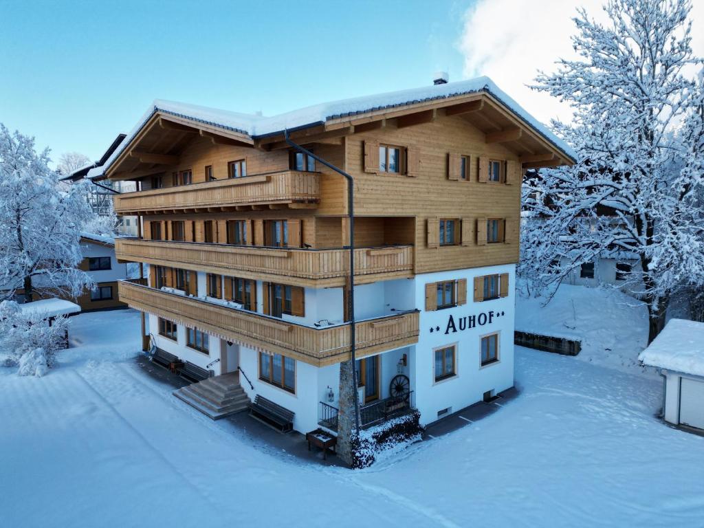 格英Appartement Pension Auhof的一座有雪的木结构建筑