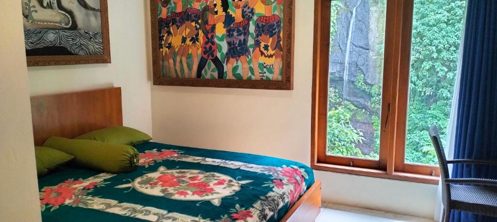 乌布Villa Biyu Siyu的一间卧室,配有一张带盘子的床