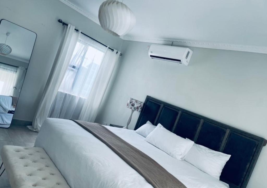 马翁Luna Holiday Home的一间卧室配有一张带白色床单的床和一扇窗户。