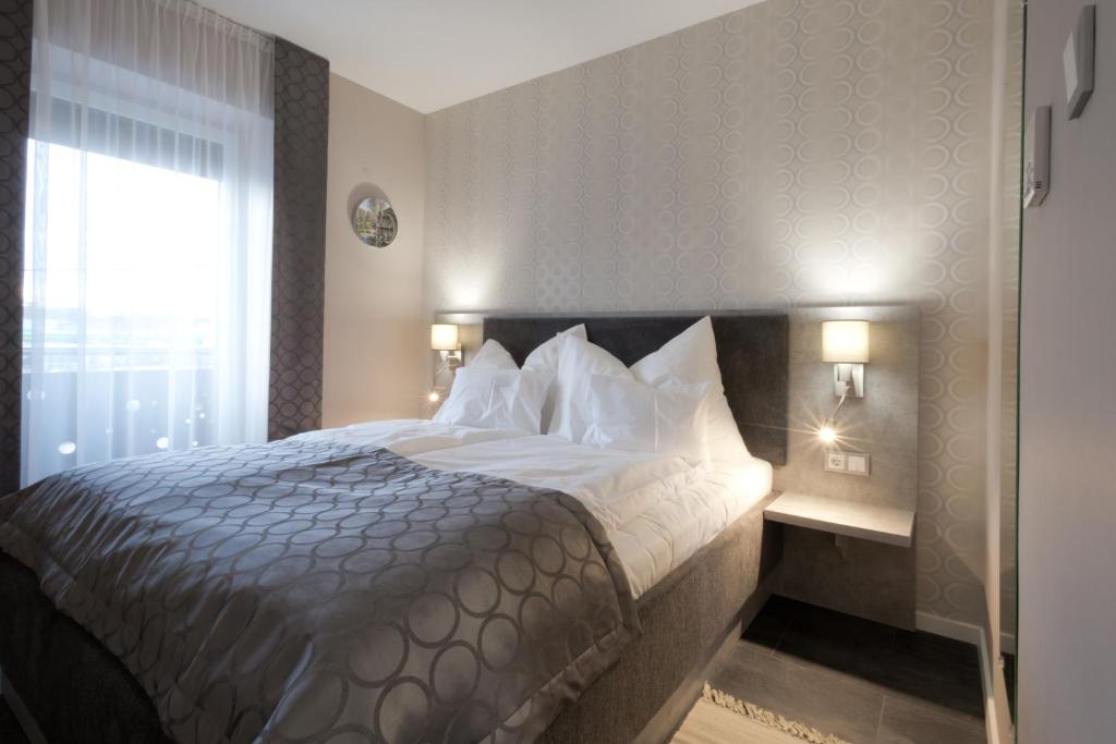 佐洛埃格塞格Bubble Hotel és Rendezvényközpont的一间卧室配有一张床、一张书桌和一个窗户。