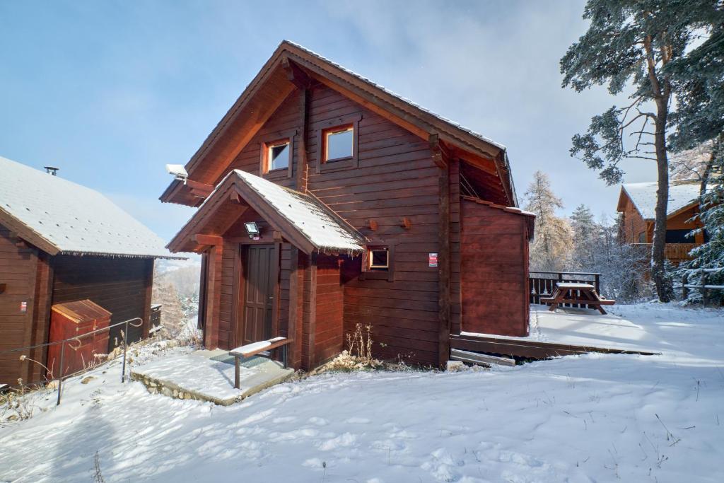 德沃吕伊Le chalet Virginie的小屋位于地面,拥有雪