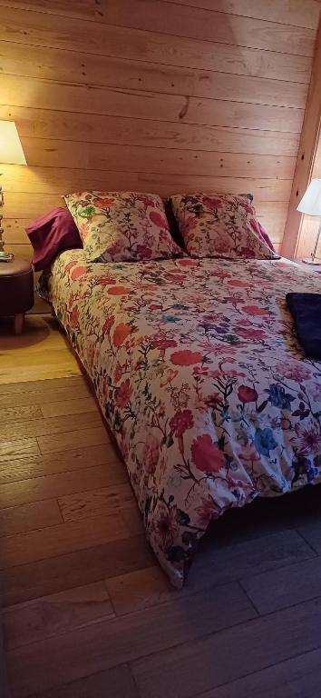 尚贝里莫比勒斯公寓酒店的客房内的一张带花卉棉被的床