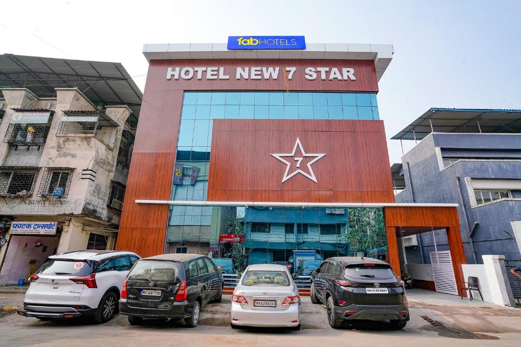 孟买FabHotel New 7 Star的一组停在酒店前的汽车