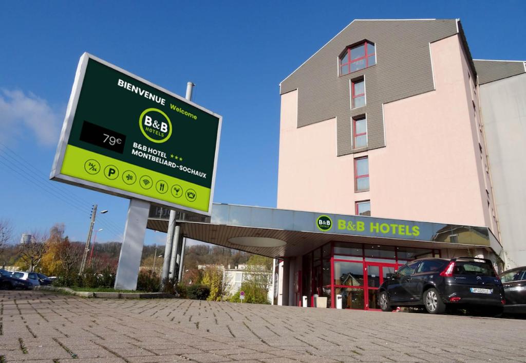 索肖B&B HOTEL Montbéliard-Sochaux的汽车经销商大楼前的标志