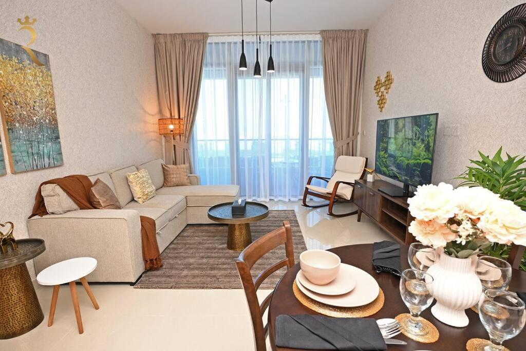 阿布扎比Al Reem Paragon 1BR Apartment的客厅配有沙发和桌子