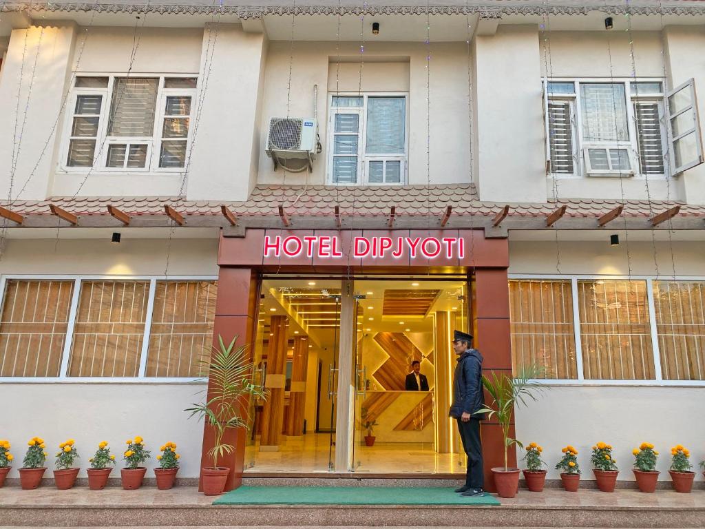 加德满都Hotel Dipjyoti的站在酒店车厢外的人