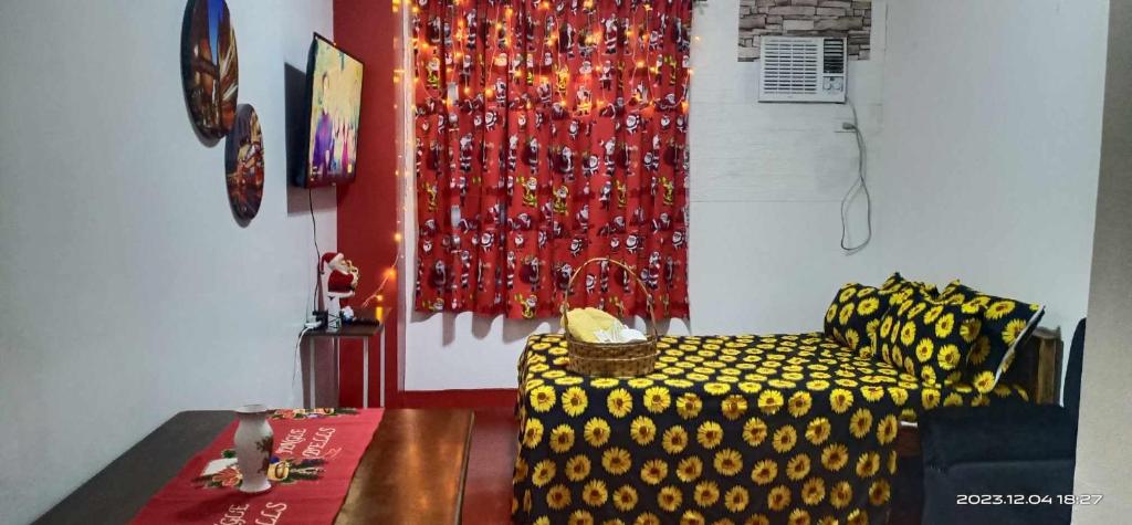 安蒂波洛26 GARDEN Deck with a VIEW的带沙发和红色窗帘的客厅
