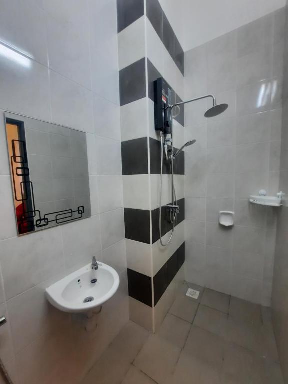 巴力文打D'homestay Parit Buntar的黑白浴室设有水槽和淋浴