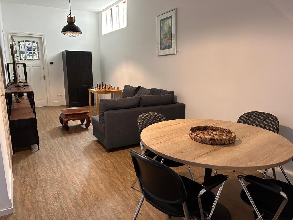 多德雷赫特Artistic apartment, City Centre Dordrecht的客厅配有桌子和沙发