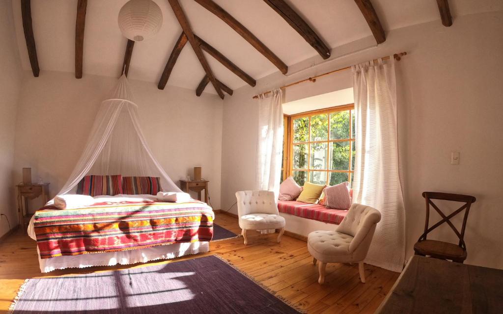 皮尔克Casa Origen的一间卧室配有一张床、一张沙发和一个窗口