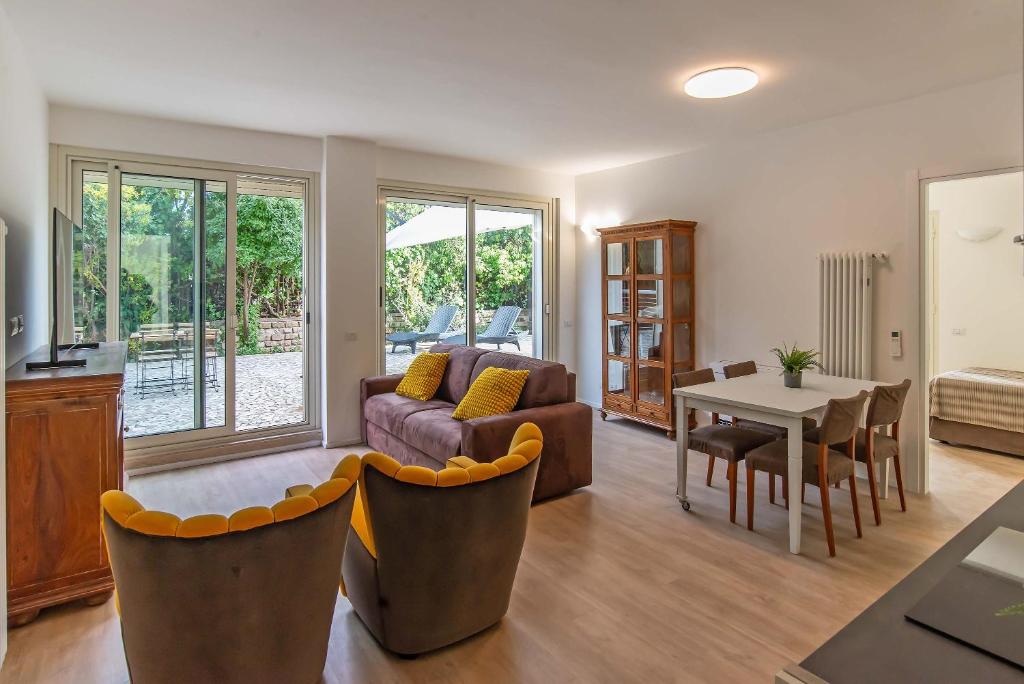 罗马Appartamenti Tre Fontane的客厅配有沙发和桌子