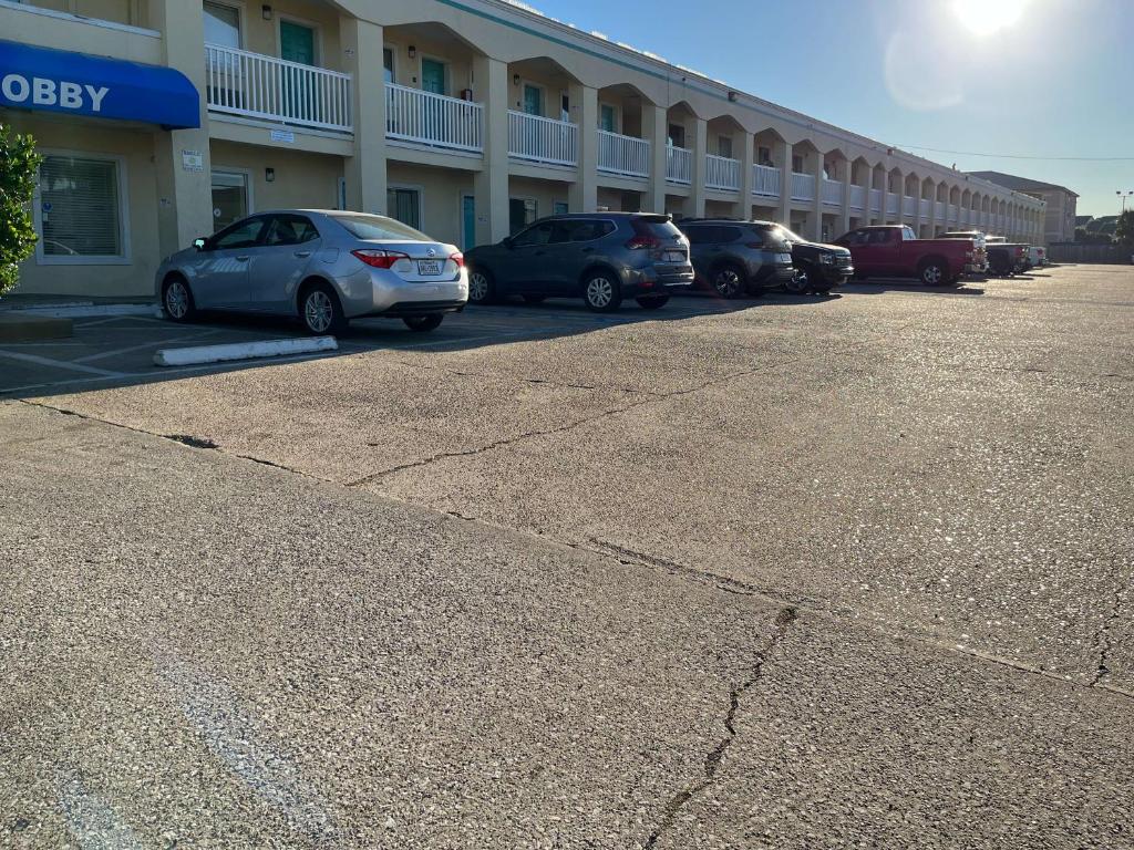 加尔维斯敦Motel 6 Galveston, TX Seawall的停在酒店前面的一排汽车
