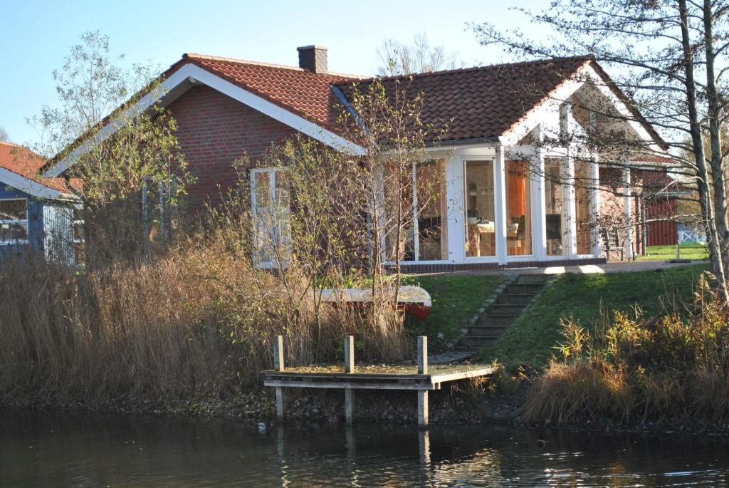 奥特尔恩多夫Ferienhaus Wattwurm的水面上带码头的房子