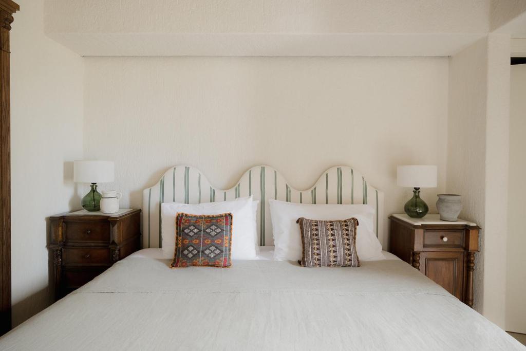 赫索尼索斯科图洛法里村庄假日俱乐部酒店的一间卧室配有白色床和2个床头柜