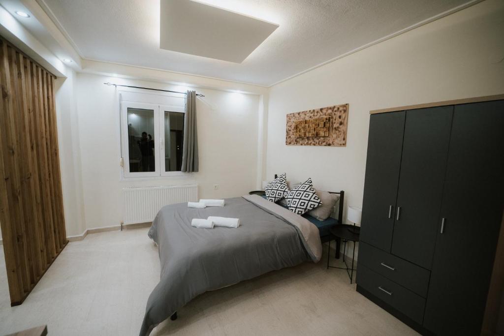 科扎尼Panorama Apartment的一间卧室配有一张床,上面有两条毛巾