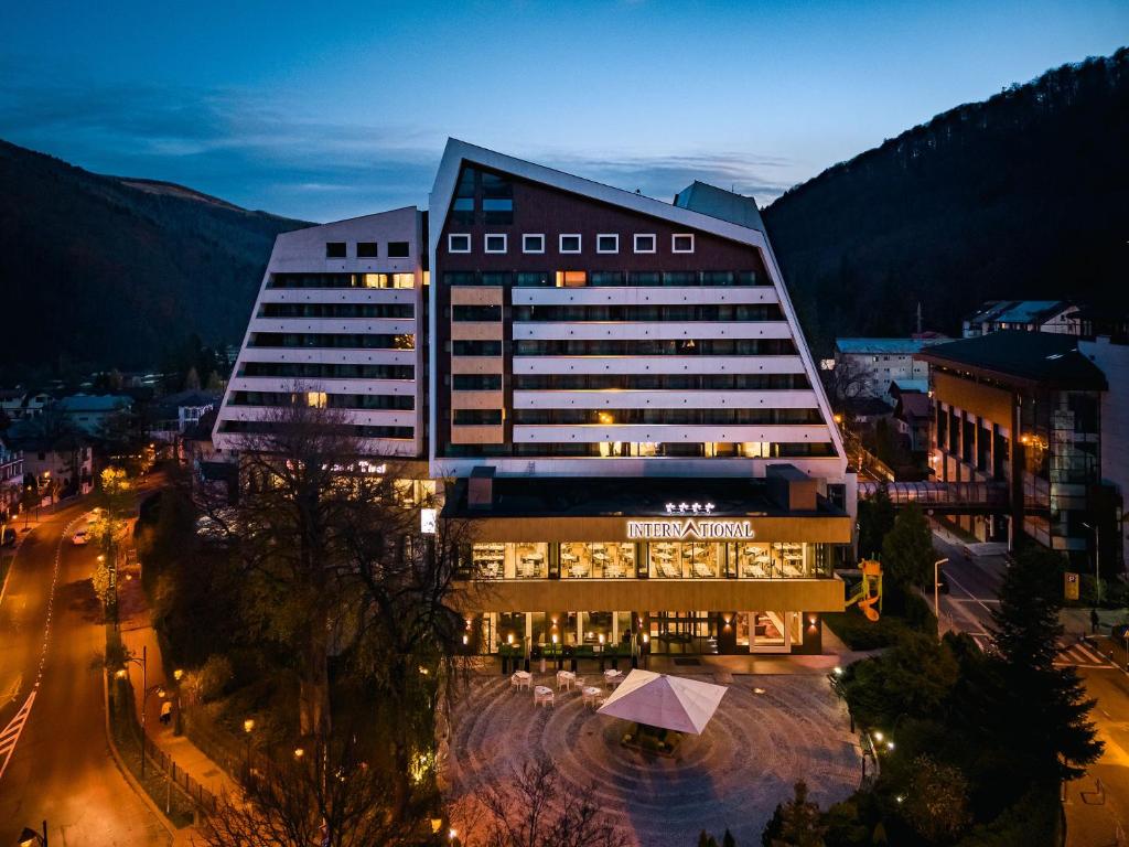 锡纳亚国际酒店 的一座城市的灯火通明的大建筑