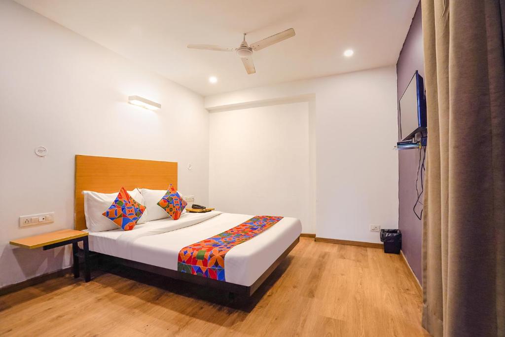 Vibhuti KhandFabHotel Ramayana的卧室配有一张白色大床