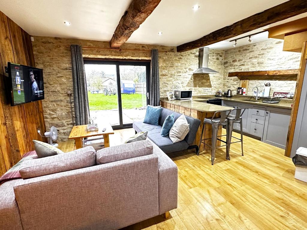 牛津Dove House Cottages - No 1的带沙发的客厅和厨房