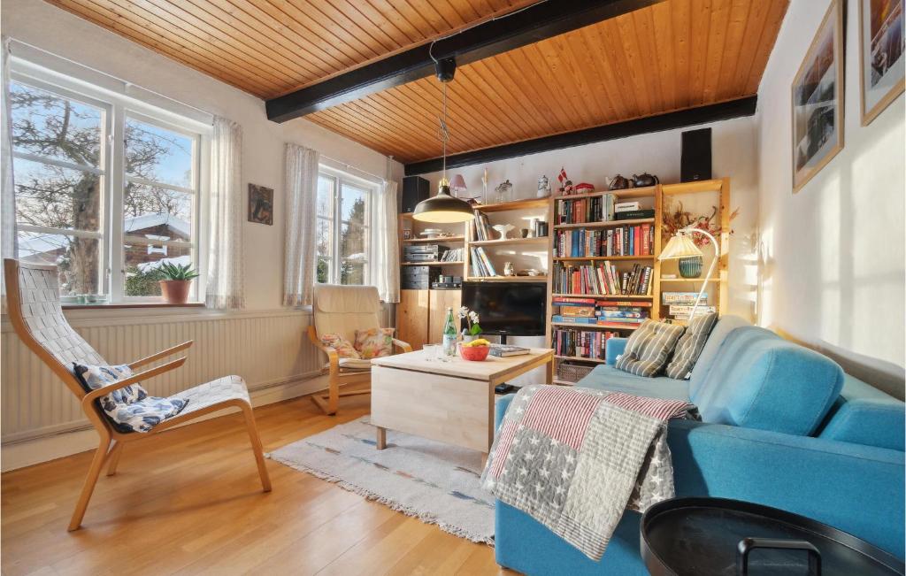 海斯勒Lovely Home In Hasle With Wifi的客厅配有蓝色的沙发和椅子
