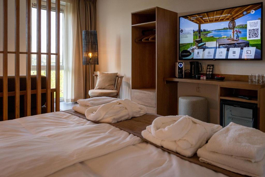 托尔恩Parc Maasresidence Thorn Lake View Hotel Rooms的酒店客房,配有带毛巾的床
