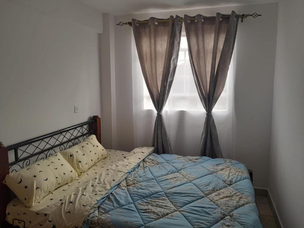 内罗毕REMA AIRBNB'S的一间卧室配有床和带窗帘的窗户