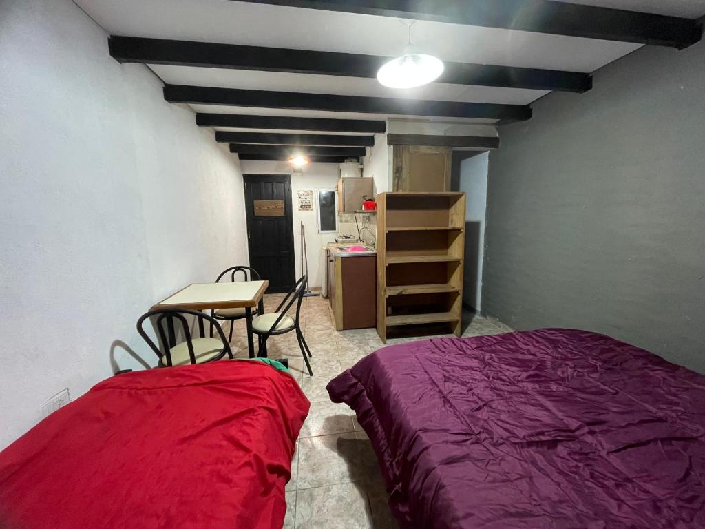圣特雷西塔Departamentos mora的客房设有一张床、一张桌子和一张书桌。