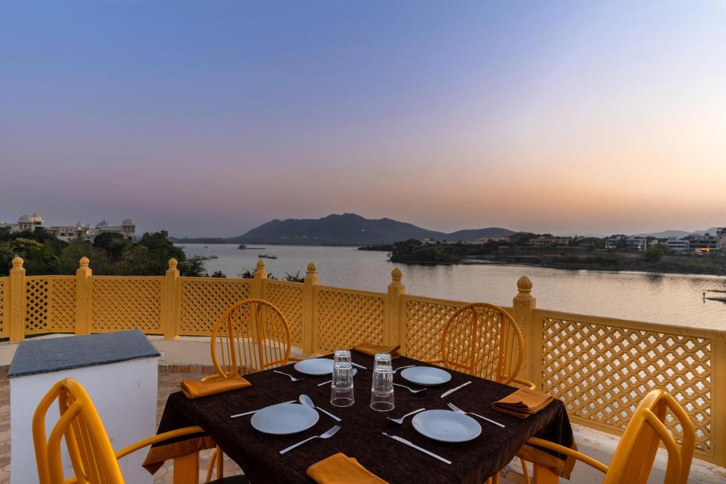 Atrangi Hotel & lakeview cafe at PICHOLA LAKE by JD餐厅或其他用餐的地方