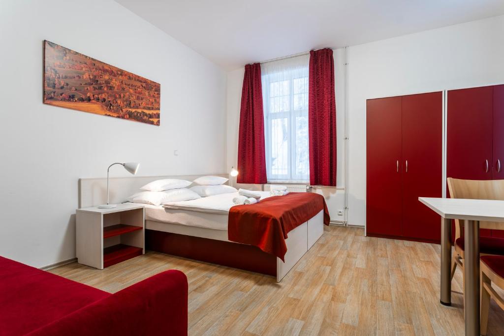 亚希莫夫Hotel Dagmar的酒店客房,配有床和沙发