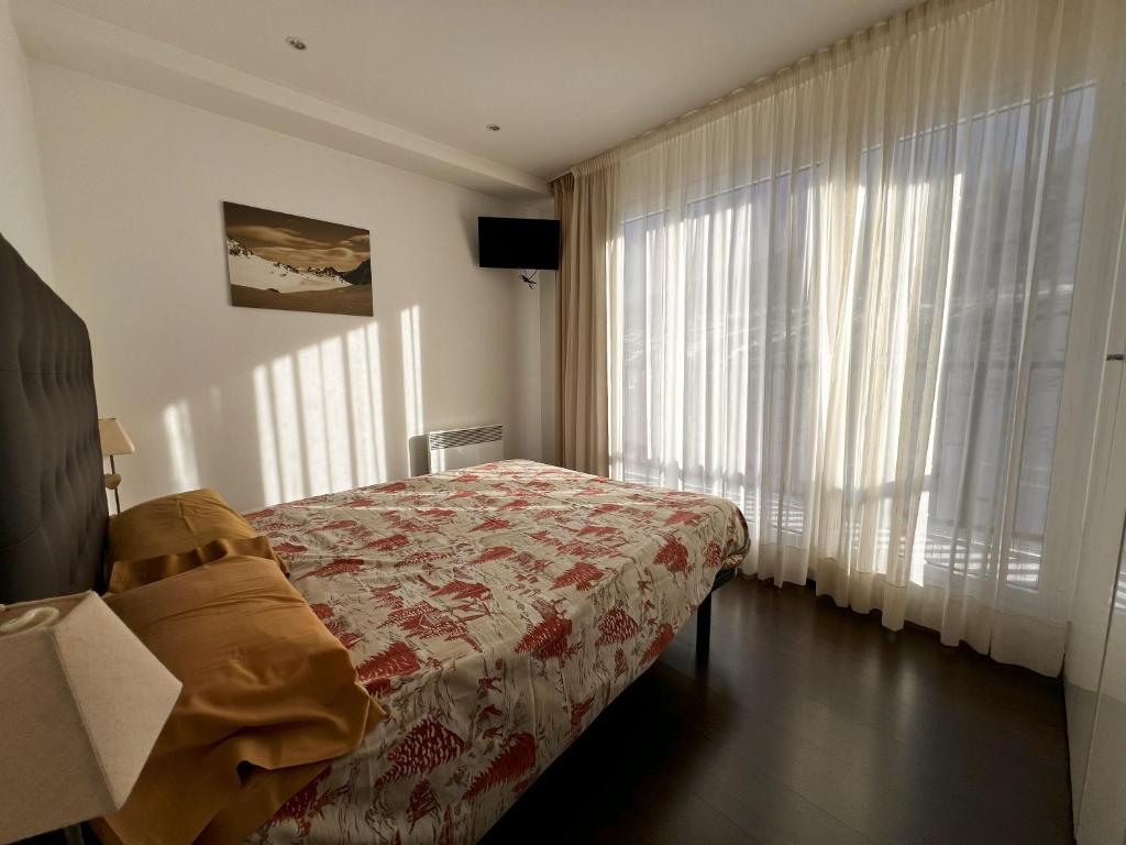 帕斯底拉卡萨Frontera Blanca Premium的一间卧室设有一张床和一个大窗户