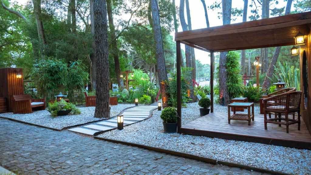 马德拉潘帕斯水之精品酒店的花园内带桌椅的凉亭