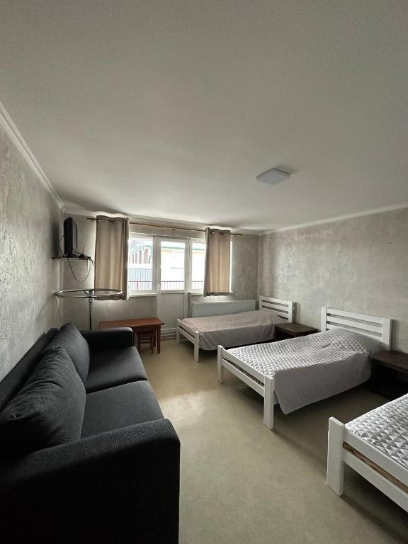 科韦利Apartment的一间带两张床和一张沙发的客厅
