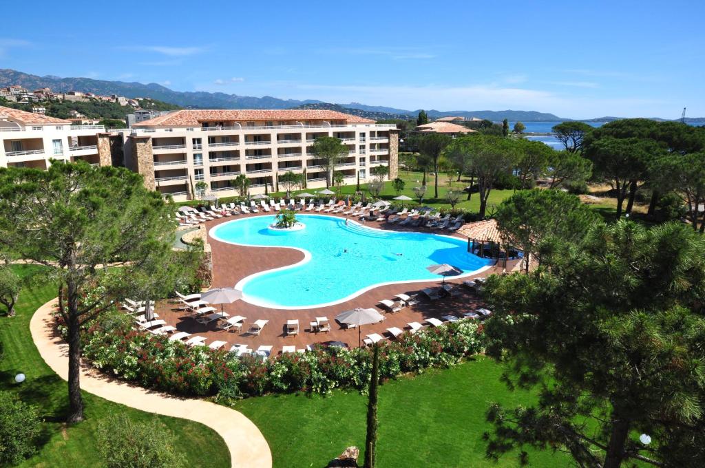 维琪奥港萨利纳湾公寓酒店的享有带游泳池的度假村的空中景致