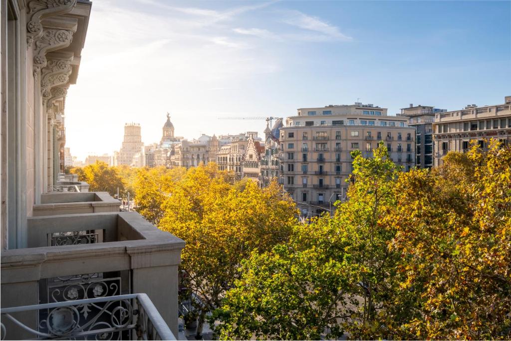 巴塞罗那六十二号酒店的大楼的阳台享有城市美景。