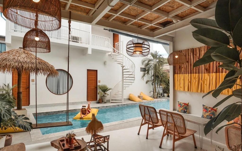 格兰岛Thandara kohlarn的一个带游泳池和用餐室的别墅