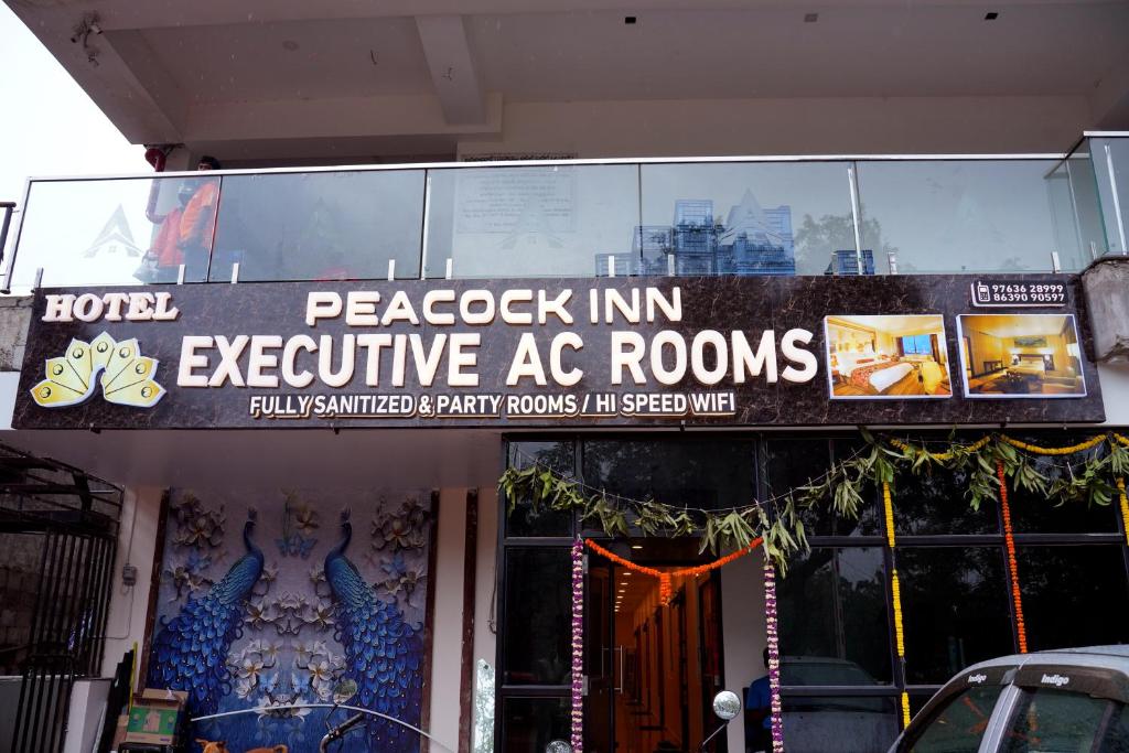 HOTEL PEACOCK INN的大楼内一间行政空调间的一个标志