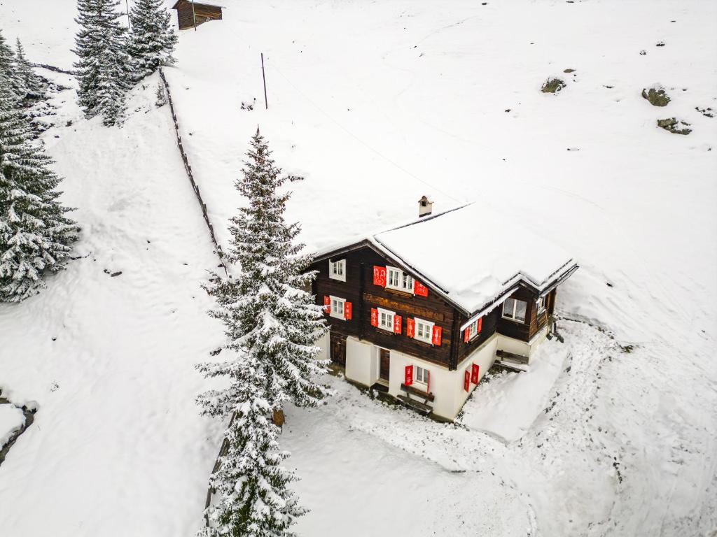 阿罗萨Chalet Büdemji by Arosa Holiday的雪中房屋的空中景观