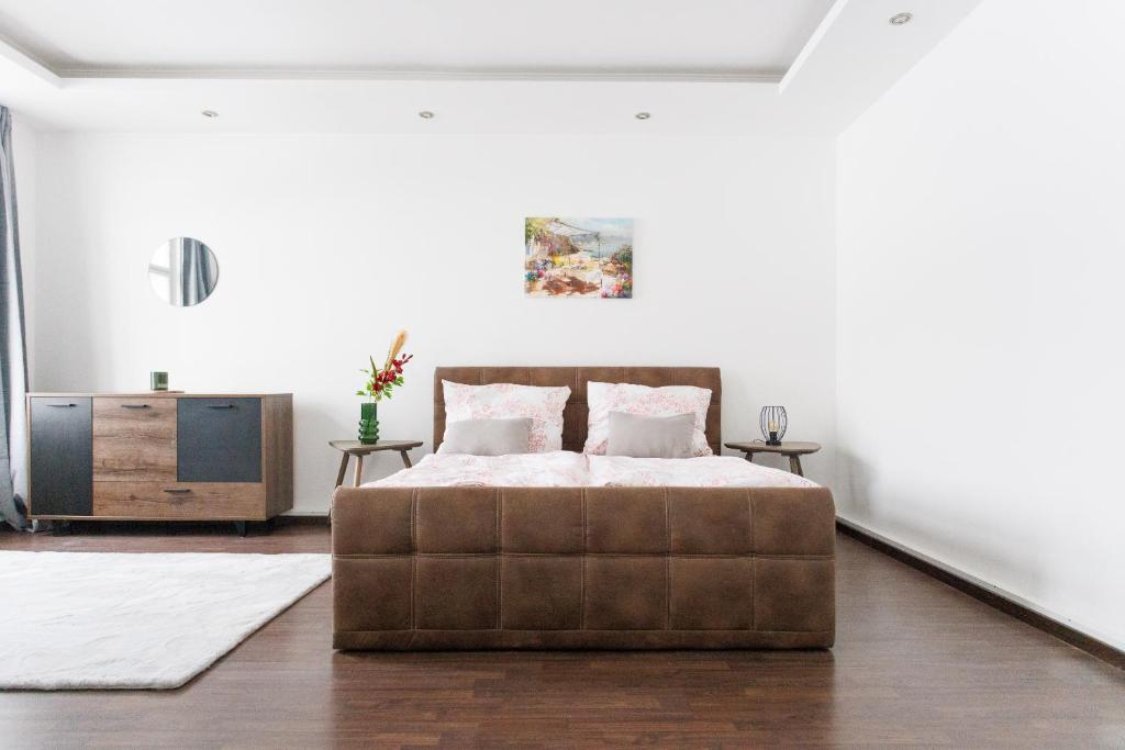 维也纳Central, modern, big apartment的一间卧室配有一张大床和一张沙发