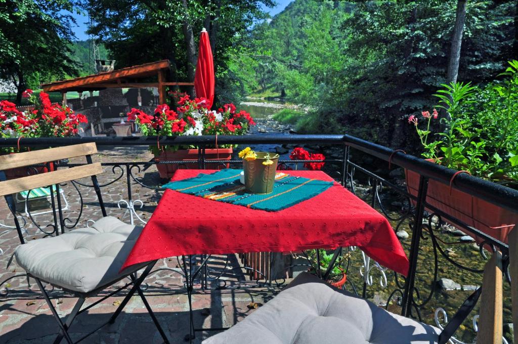 泰特文House By The River的庭院配有一张桌子和红色桌布