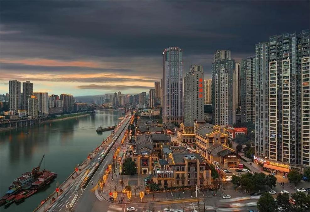 重庆漫途高空江景酒店（解放碑洪崖洞夜景店  ) 的享有河流和建筑的城市美景