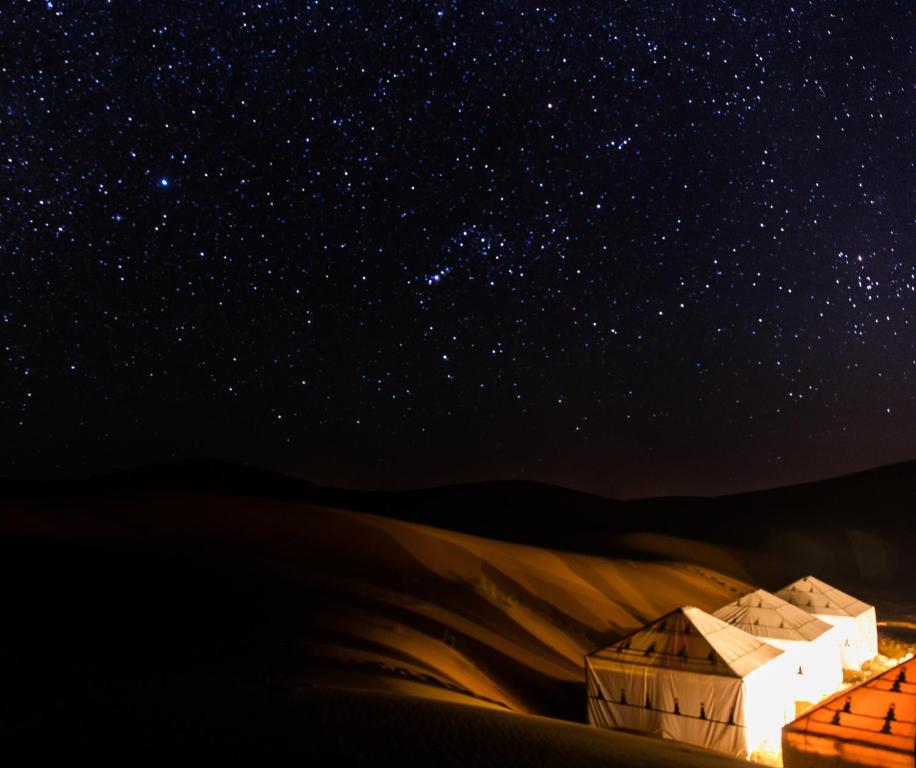 AdrouineNomads Luxury Camp Merzouga的利比扬沙漠的星夜