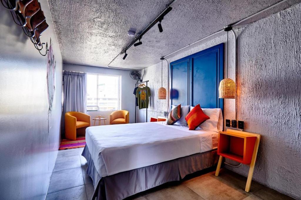 Bagua GrandeHOTEL VIP 46 SSQS的一间卧室配有一张大床和椅子