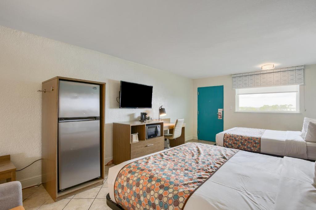 格尔夫海岸海滨度假酒店的酒店客房设有两张床和电视。