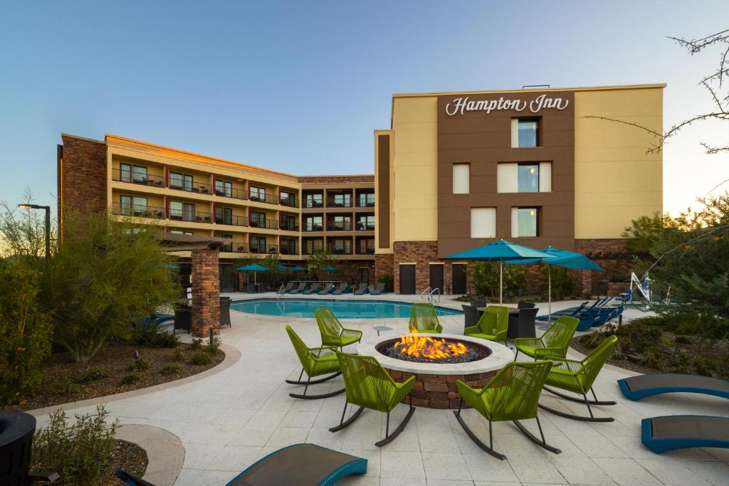 卡立佛里Hampton Inn Carefree, Az的酒店庭院设有桌椅和游泳池。