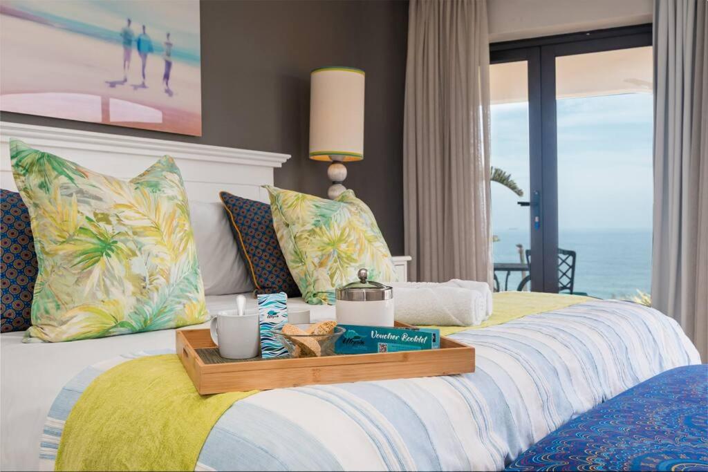 巴利托Lalaria Ocean Villa Suite 3的一间卧室设有一张床,享有海景