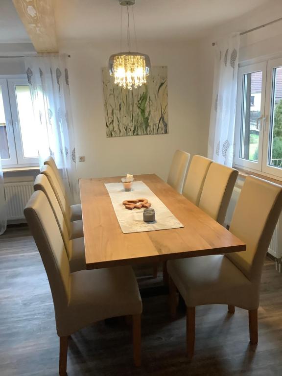 Ferienhaus zum Rossbach的一间带木桌和椅子的用餐室