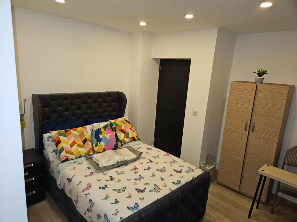 伦敦Luxury 1-Bed Apartment in London的一间小卧室,配有一张床和一个梳妆台