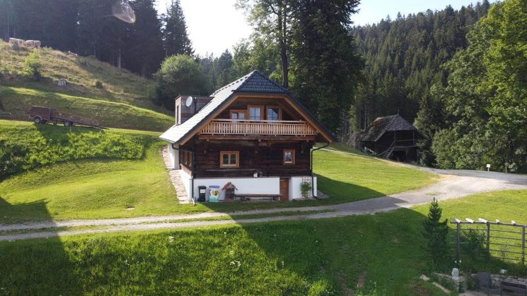菲施巴赫Beim Bergbauer的田野上小山上的小木房子